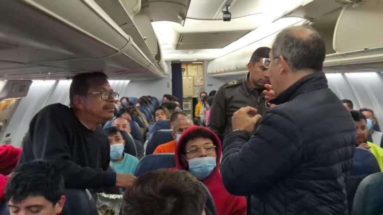 Petro divulga fotos de deportados colombianos sin esposas en avión que los trae de regreso