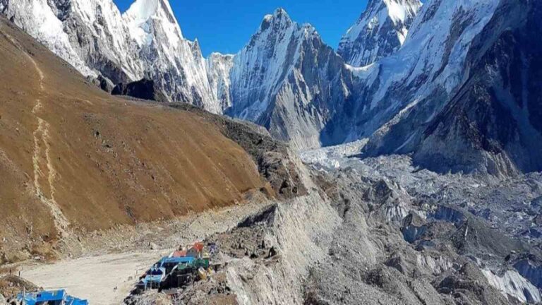 En auto a la cima del mundo: Una nueva carretera acerca el Everest al turismo de masas