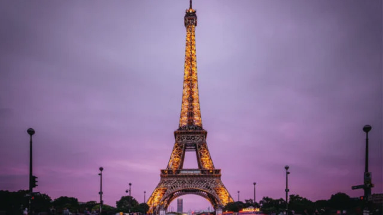 Francia alcanza los 100 millones de turistas extranjeros en 2024, por delante de España
