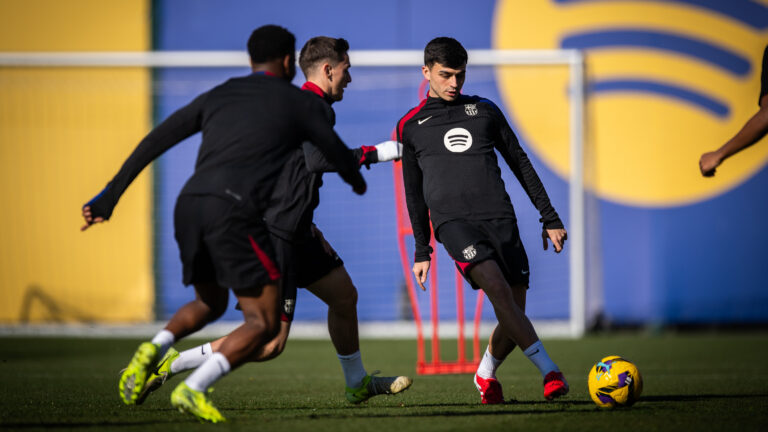 Barcelona recupera a Pedri para la última fecha de Champions