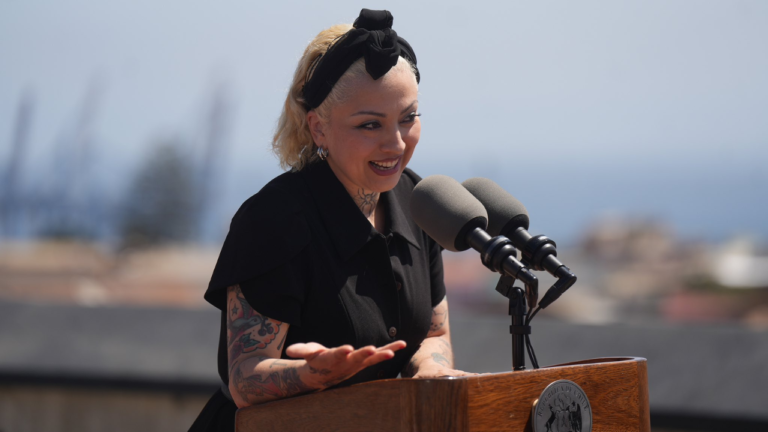 Mon Laferte es nombrada embajadora cultural de Valparaíso