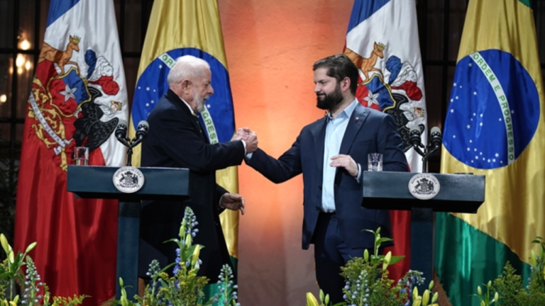 Boric le confirma a Lula que visitará Brasil el próximo 22 de abril