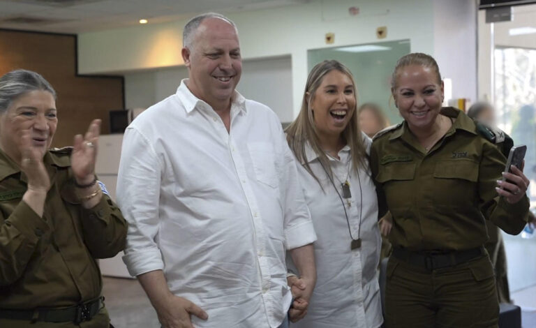 La soldado liberada por Hamás ya está en territorio israelí