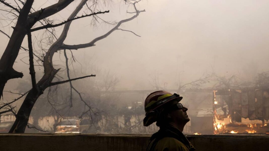 Al menos trece desaparecidos en los incendios de Los Ángeles, que dejan once muertos