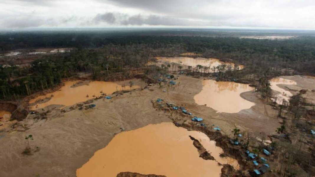 Autoridades de Perú intensifican búsqueda de 17 mineros atrapados tras un ataque
