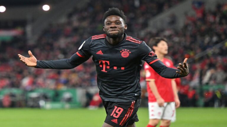 Alphonso Davies renovó con Bayern Múnich hasta el 2030