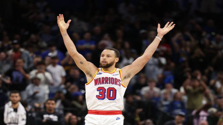 Curry metió 56 puntos en la paliza sobre el Magic