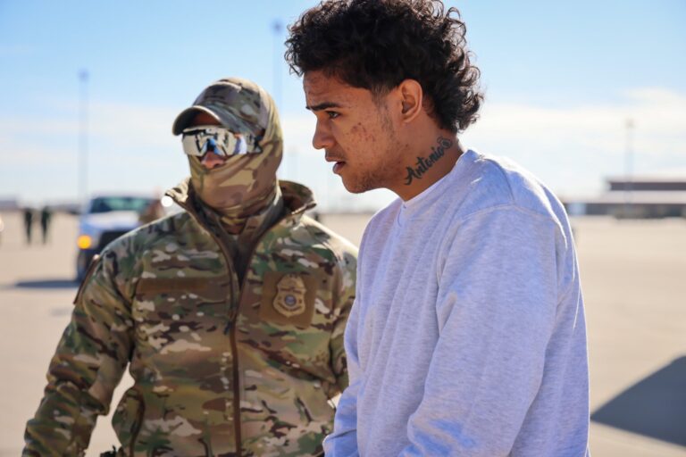 Un segundo vuelo con «pandilleros venezolanos» arribó a Guantánamo