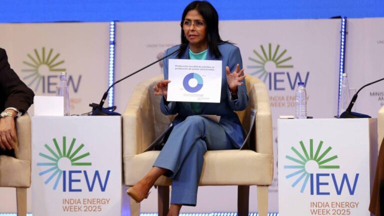 Delcy Rodríguez considera «absurdo» excluir a Venezuela del mercado petrolero global
