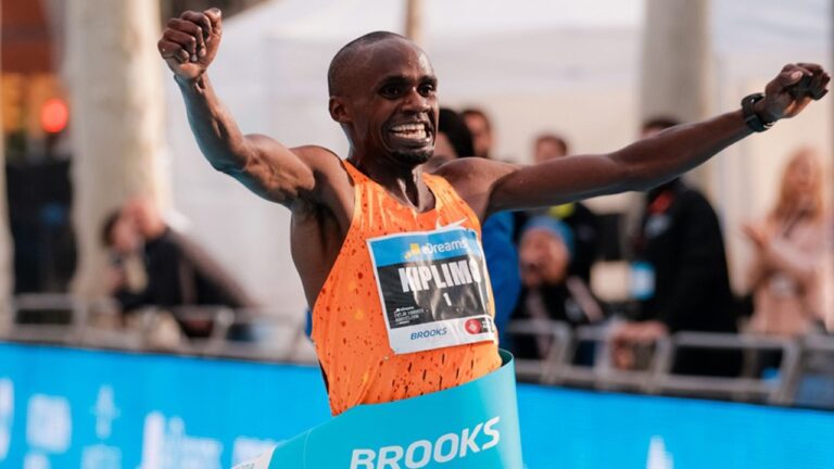 Kiplimo batió el récord del mundo en el medio maratón de Barcelona