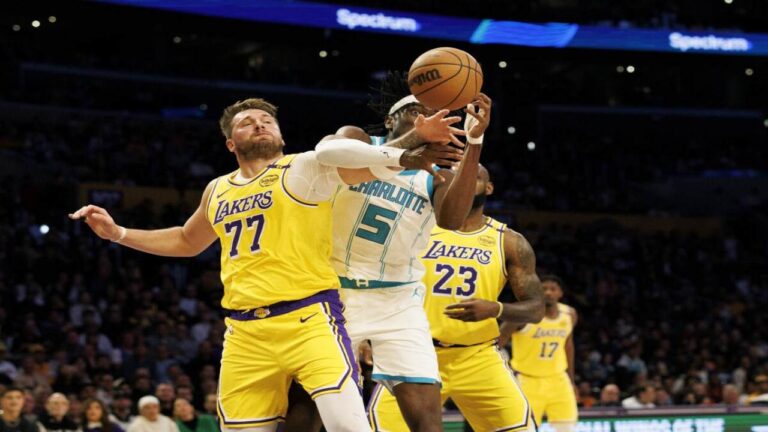 Los Lakers de LeBron y Doncic se estrellaron en casa ante los Hornets