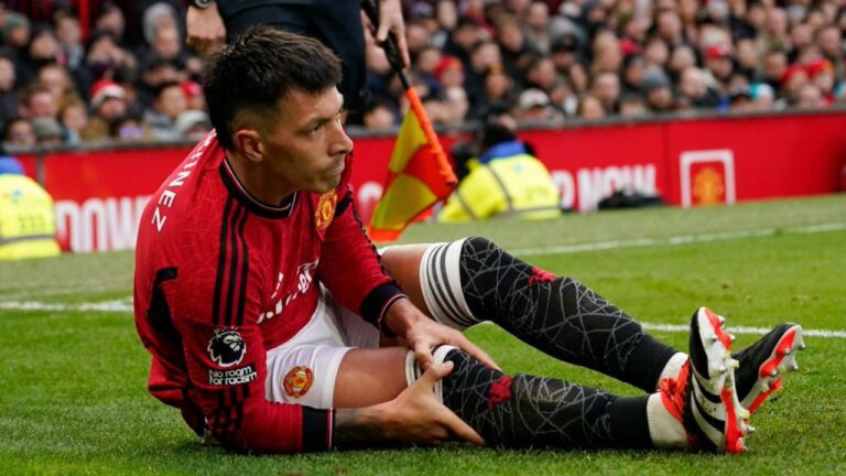 Lisandro Martínez sufrió una rotura del ligamento cruzado