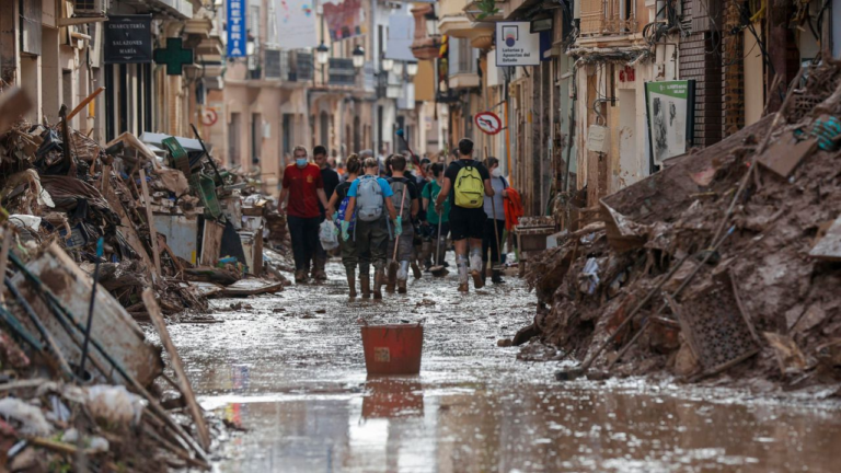 España regularizará a 26 mil migrantes víctimas del temporal de octubre