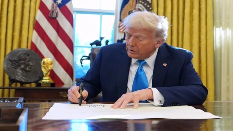 Trump firmó una orden para prohibirle a las mujeres transgénero competir en deportes femeninos