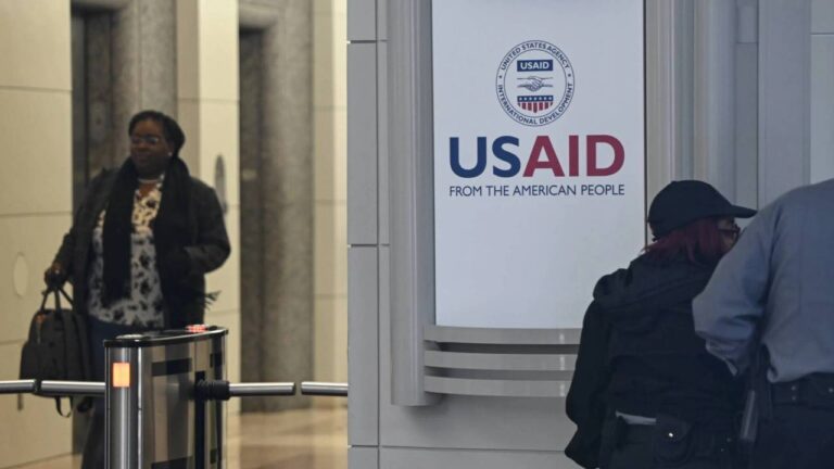 Ucrania busca créditos para cubrir el vacío que ha dejado el cierre temporal de USAID