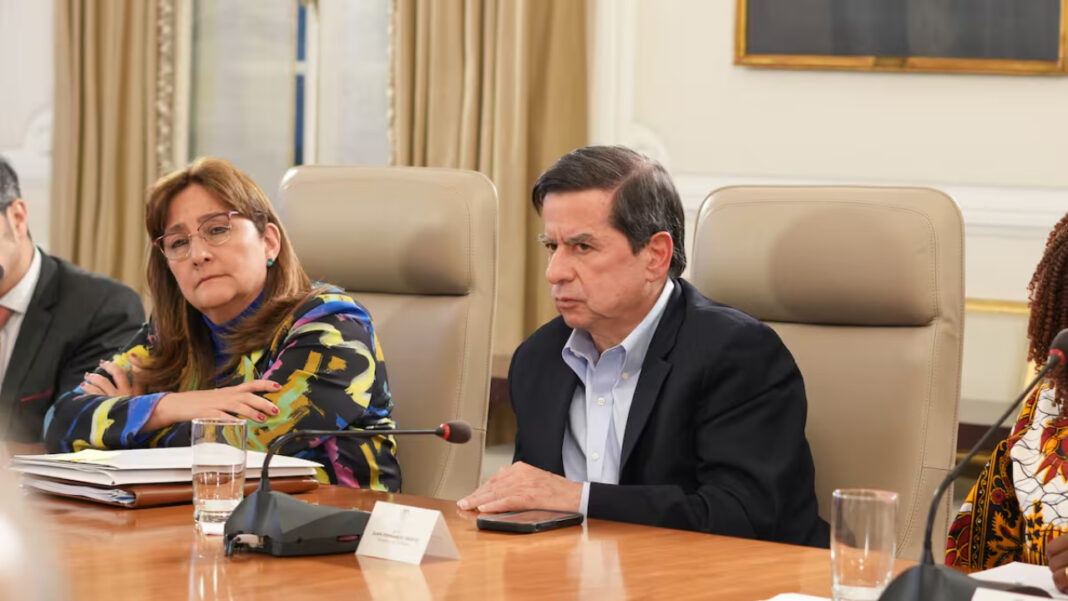 Ministro del Interior de Colombia propone renuncia de todo el gabinete por 