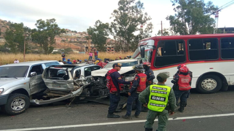 Dos fallecidos en choque de 17 vehículos en la bajada de Tazón