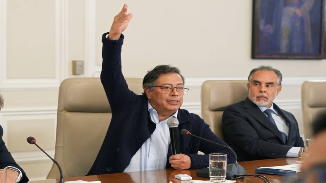 Petro pide la renuncia a ministros y jefes de departamentos administrativos