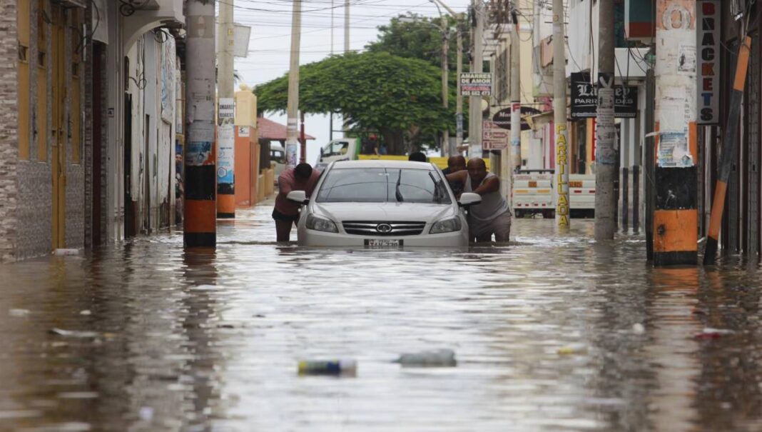 Casi 600 distritos de la costa y la sierra de Perú están en riesgo por fuertes lluvias