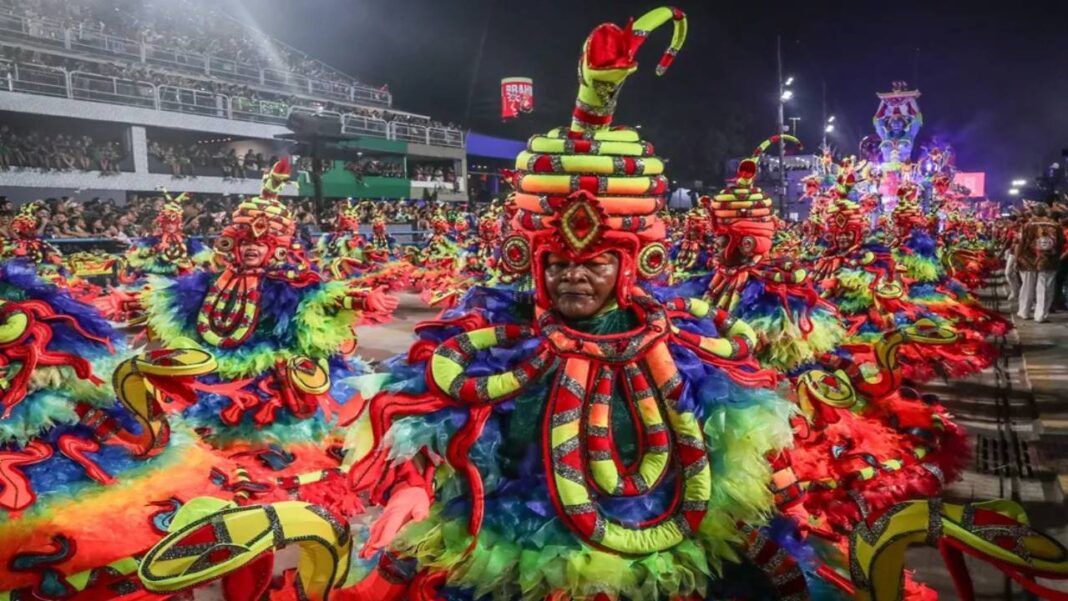 Brasil adelanta el carnaval con cientos de comparsas celebrando en las calles del país