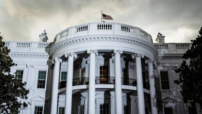 250313-white-house-exterior-building-vl-1257p-0a78f0 Un juez ordena al Gobierno de Trump devolver sus trabajos a miles de empleados despedidos