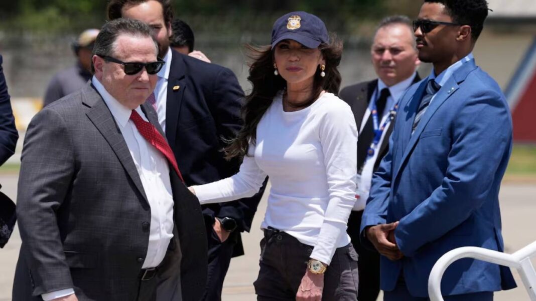 Secretaria de Seguridad de EEUU llega a El Salvador para visitar cárcel con deportados