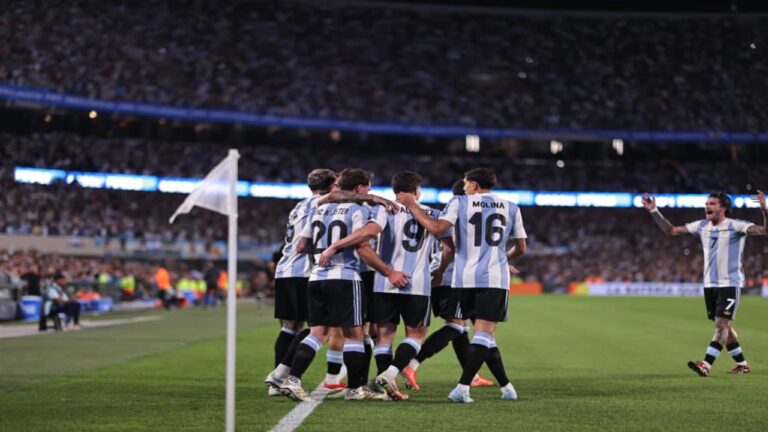 Argentina celebró su clasificación con una goleada histórica frente a Brasil