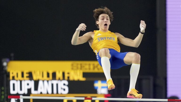 Duplantis continúa compitiendo contra sí mismo por el oro