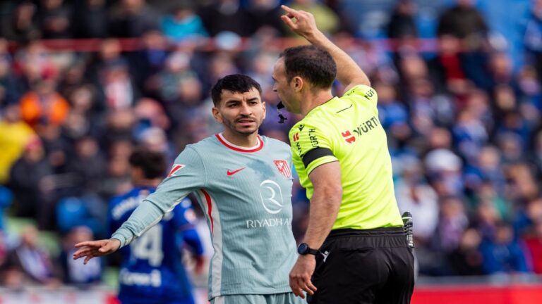 Ángel Correa recibe sanción de cinco partidos por insultos al árbitro