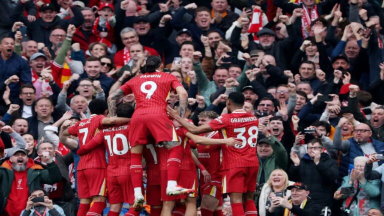 Darwin Núñez guio la remontada del Liverpool ante el colista