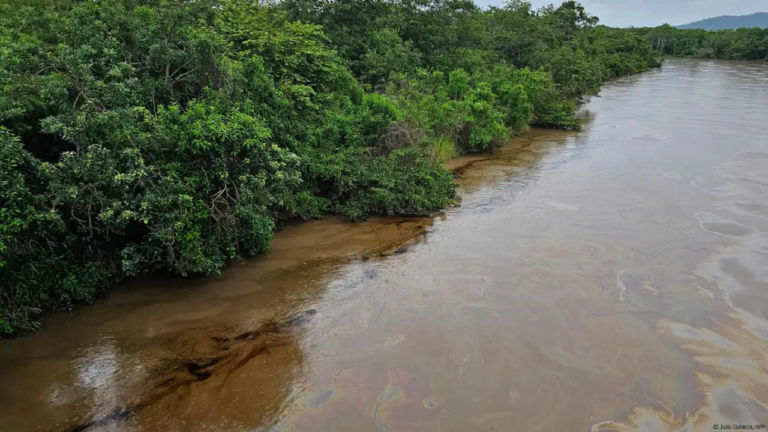 Recuperados cerca de 14.000 barriles de petróleo y agua tras derrame en Ecuador