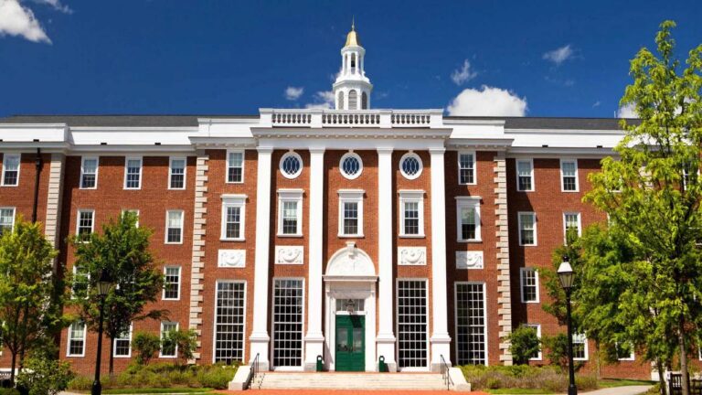 Harvard dará matrículas gratis a familias con ingresos de 200.000 dólares o menos