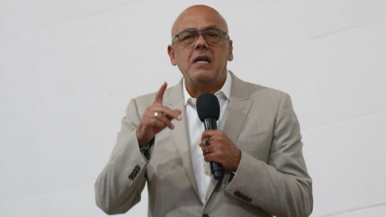 Jorge Rodríguez pidió a los venezolanos buscar la liberación de los migrantes detenidos en El Salvador