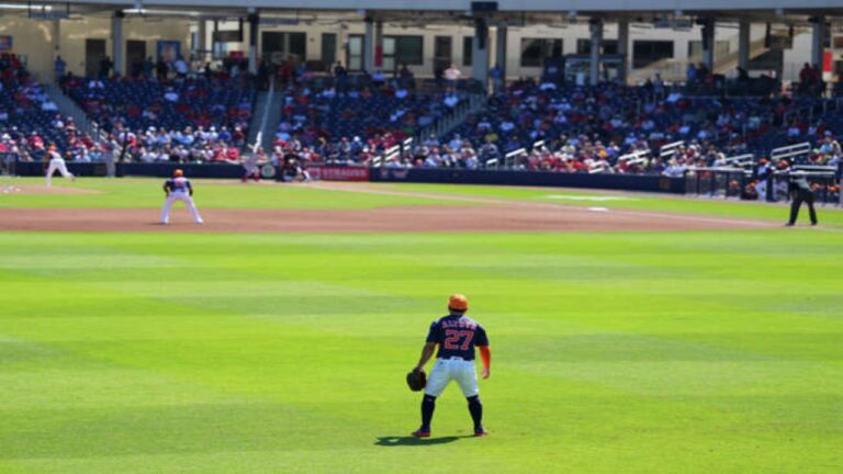 José Altuve disputó su primer juego como jardinero con Astros