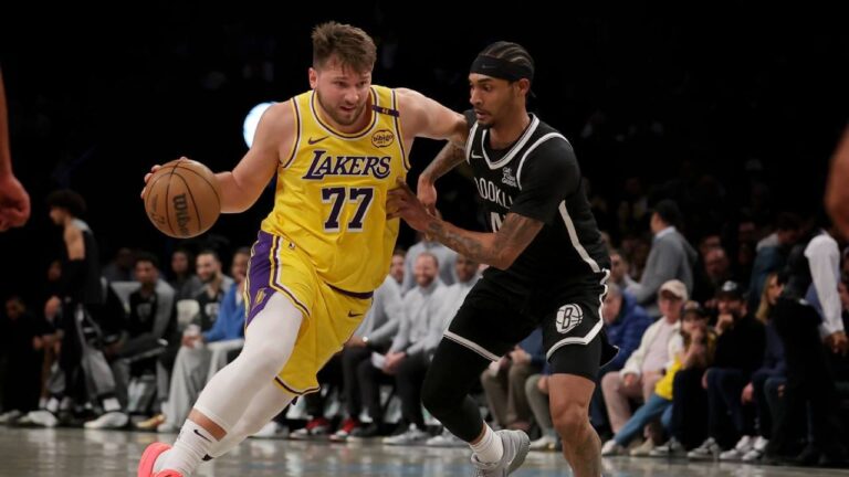 Los Lakers sufrieron una dolorosa caída en Brooklyn