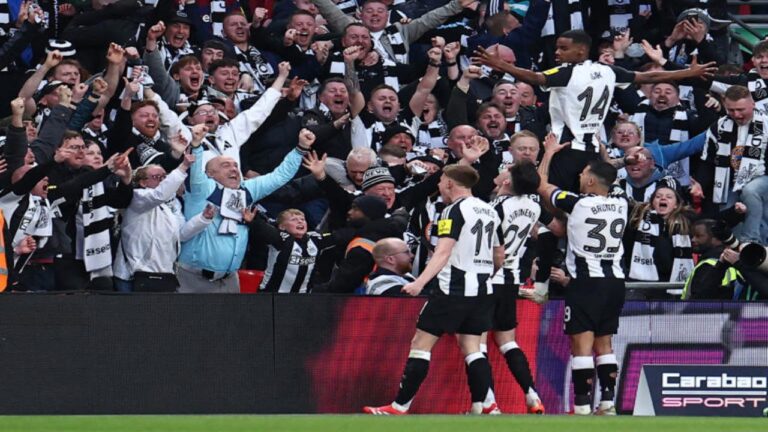 Newcastle volvió a la gloria en Inglaterra luego de 70 años