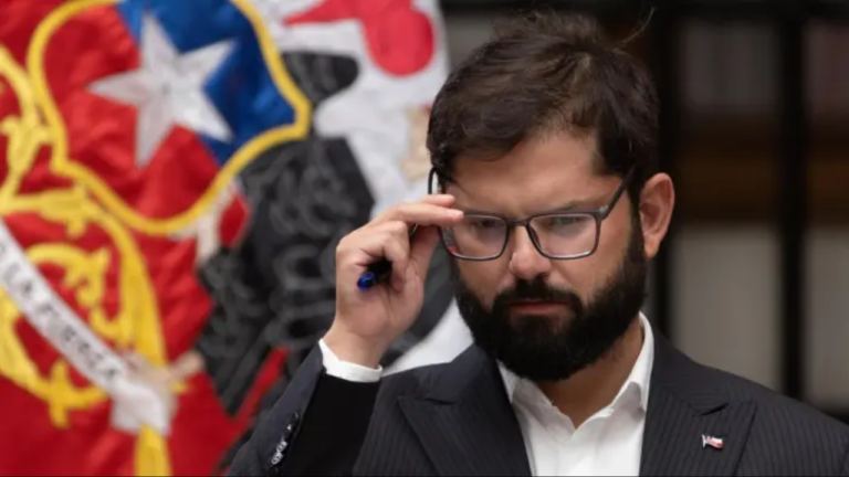 Boric suspendió su agenda tras la alerta de tsunami por terremoto en Chile