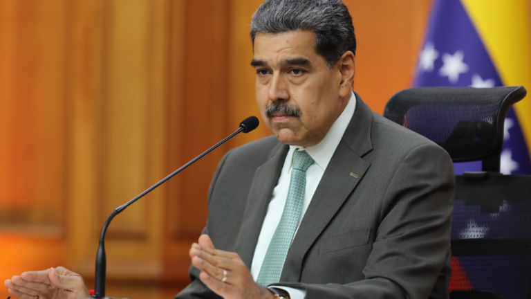 Maduro plantea a empresarios nacionales participar del sector de refinación petrolera