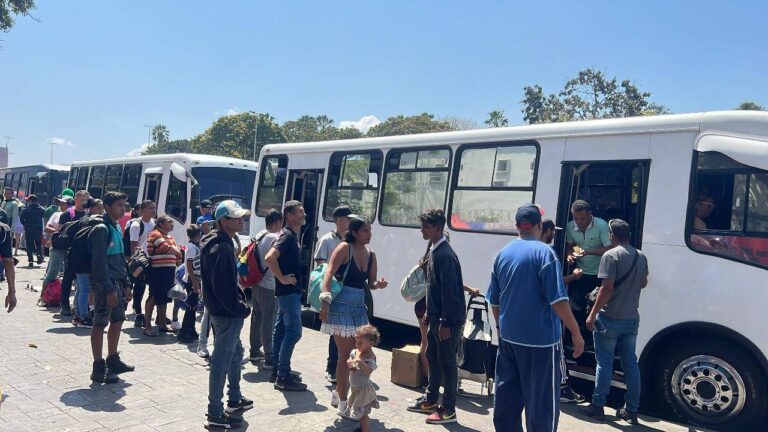 #EnFotos Caraqueños se trasladan a las playas de La Guaira