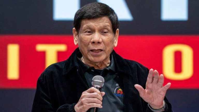 Un avión con el expresidente de Filipinas parte hacia La Haya tras su detención