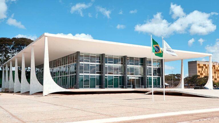 Tribunal Supremo de Brasil abre un proceso penal contra Bolsonaro por golpe de Estado