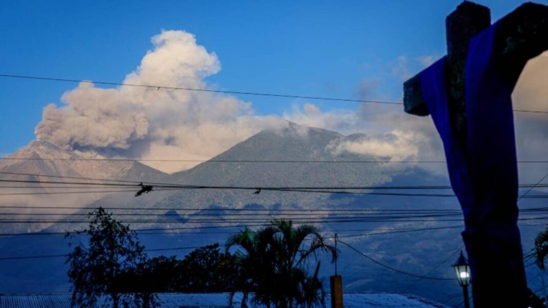 Volcán de fuego vuelve a la calma pero autoridades de Guatemala continúan en alerta