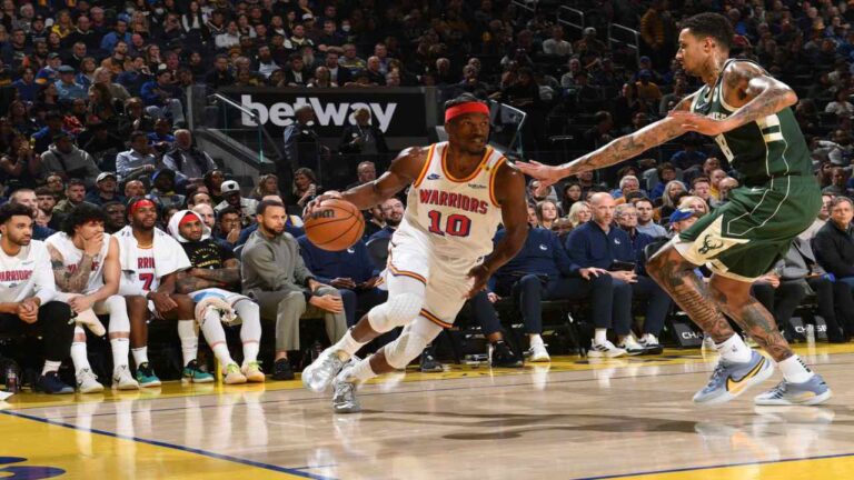 Golden State superó a los Bucks pese a la baja de Curry