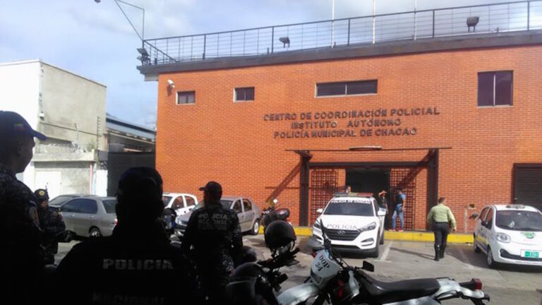Trasladarán a reos desde la sede de la policía de Chacao tras protesta registrada este lunes