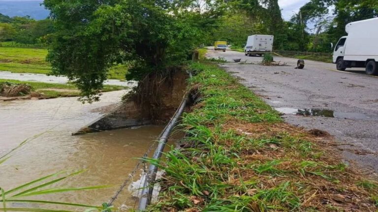 En Mérida crecida del río Gavilanes socavó el puente de la Troncal 001