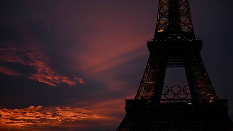 La torre Eiffel se apaga en señal de duelo por el papa Francisco