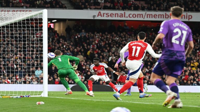 Arsenal celebró el regreso de Saka con una victoria