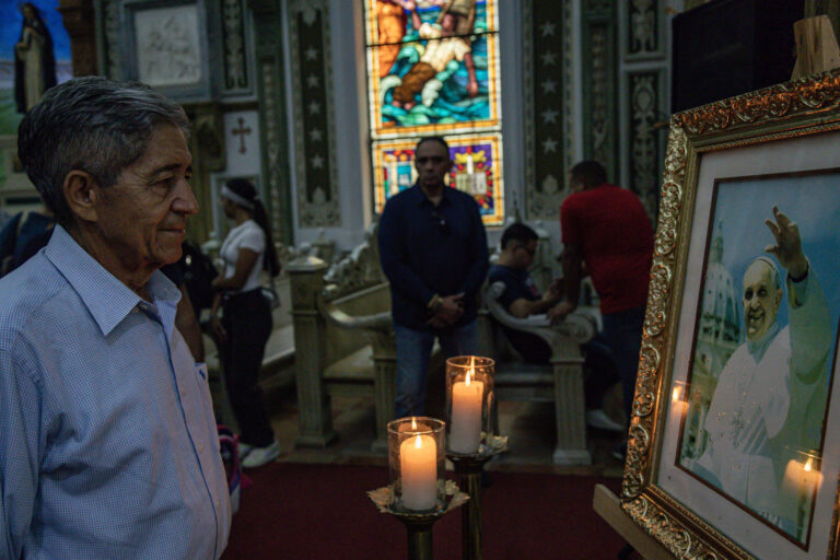 Venezolanos se congregan para honrar al papa Francisco y pedir por su «descanso eterno»