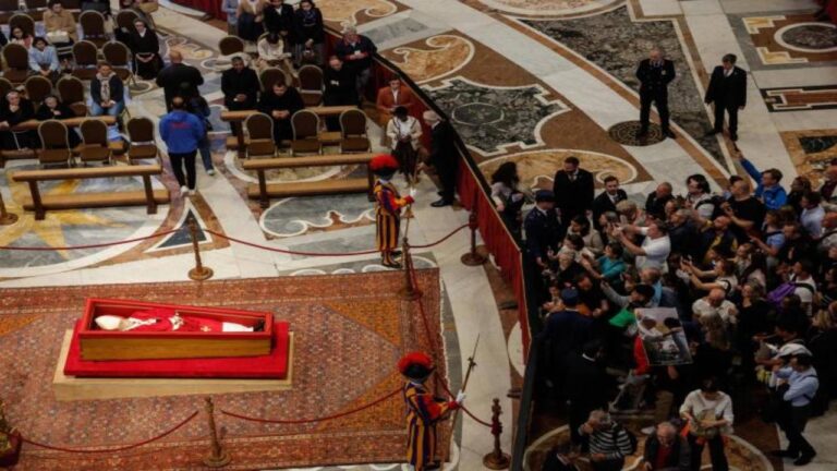 Casi 20 mil fieles han pasado ante el féretro del papa en su primer día en la basílica