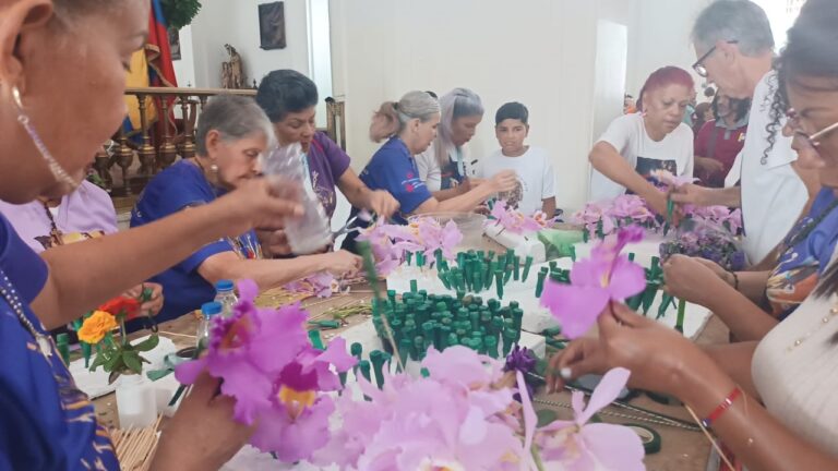 Feligreses entregaron cientos de flores en la basílica Santa Teresa para el Nazareno de San Pablo
